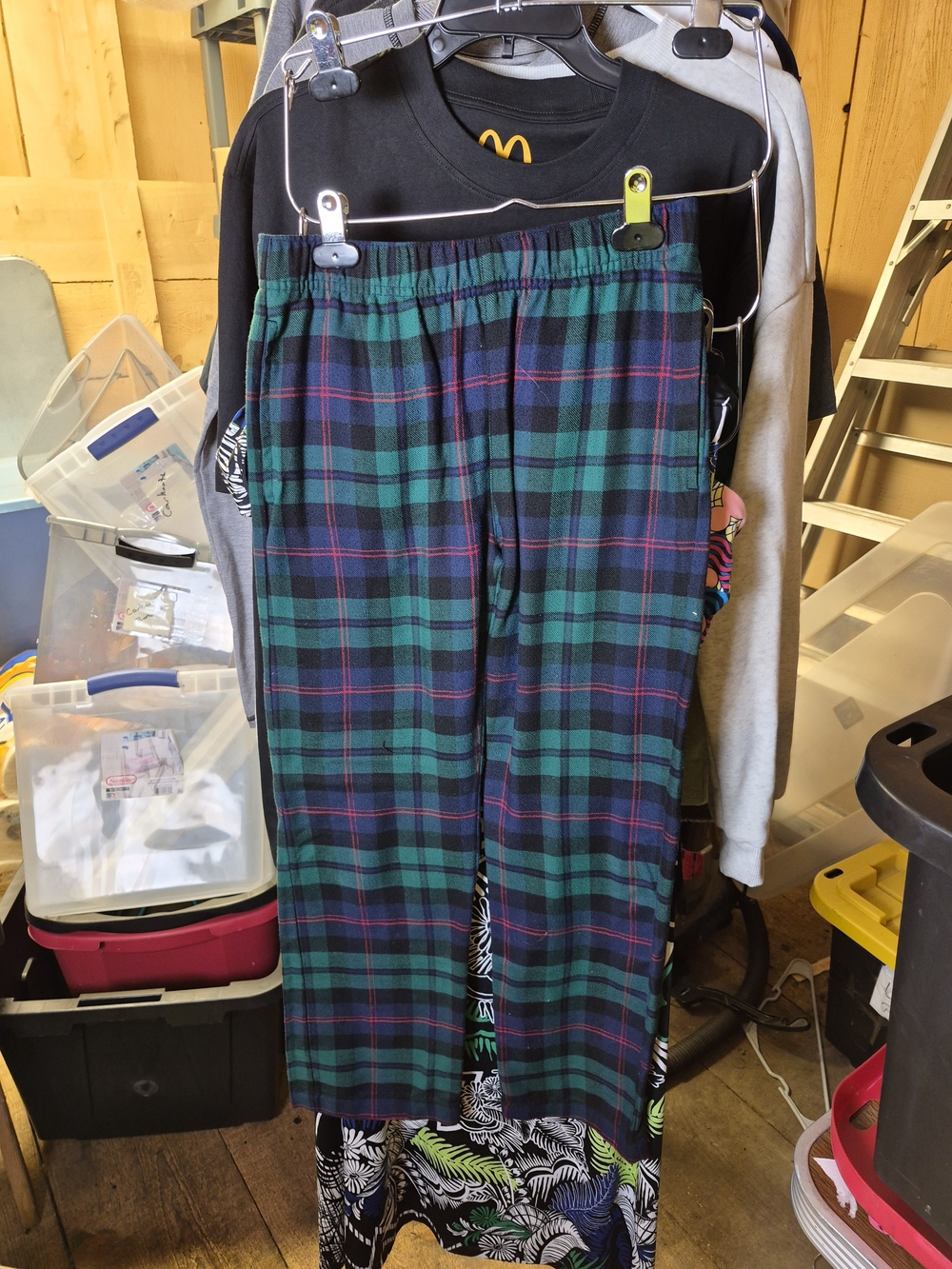Old Navy Green and Navy Plaid Jogger Pants Bin 49